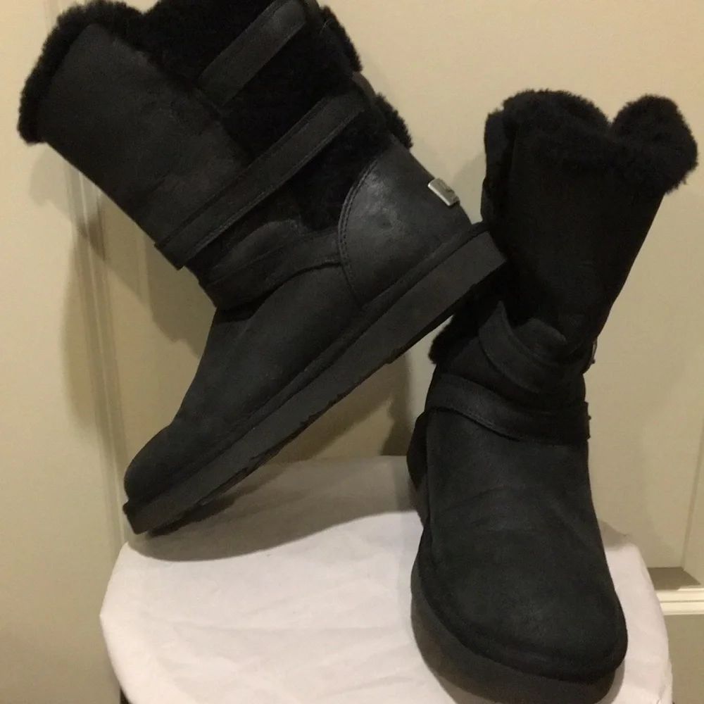 LIKE NEW! Ugg womens Becket Triple Buckle 1005380 Leather Shearling Boots size 8